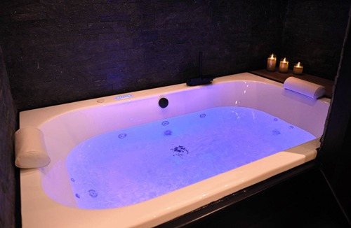 Verdun Apartment | Batroom - Batman Suite - Spa & Cinema Room