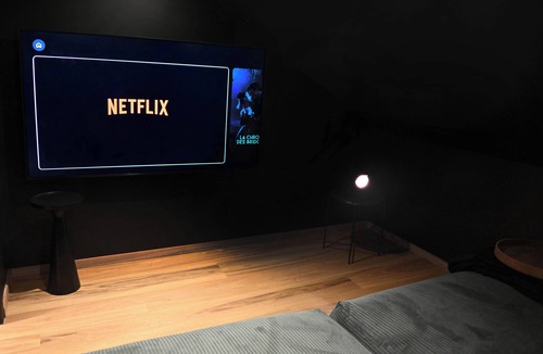 Verdun Apartment | Batroom - Batman Suite - Spa & Cinema Room