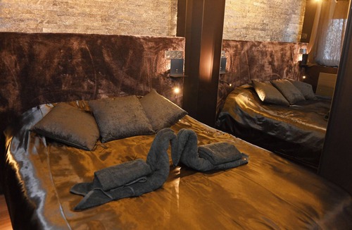 Verdun Apartment | Batroom - Batman Suite - Spa & Cinema Room