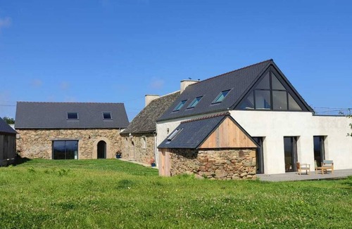 Lanmeur House | Beach access gîte sleeps 4