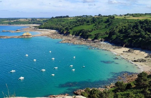 Lanmeur House | Beach access gîte sleeps 4