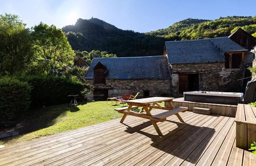 Adervielle-Pouchergues Villa | Beautiful, renovated village house for 12 people near Loudenvielle, with Wi-Fi