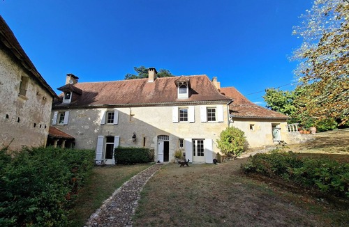 Bassillac and Auberoche House | Beautiful 17th century manor house, with park & swimming pool. Ideally located in the Dordogne.