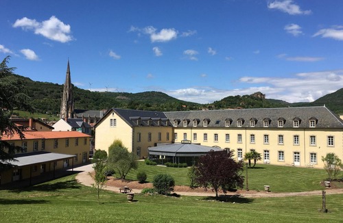 Saint-Affrique Apartment | Beautiful apartment in Saint-Affrique with WiFi