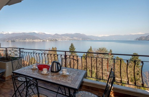 Stresa Apartment | Beautiful apartment for 4 guests with pool, WIFI, TV and terrace