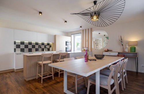 Travexin Apartment | Beautiful Family Cottage with Large Terrace, Master Suite – Beds Made & Cleaning Included