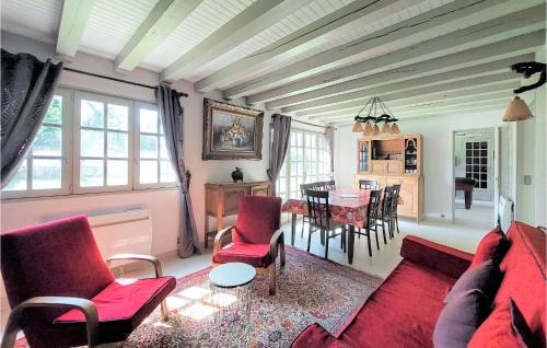 Etigny House | Beautiful Home In Étigny With Wifi