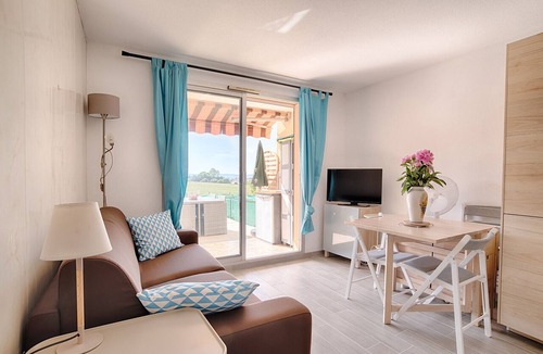 Carqueiranne Apartment | Beautiful Studio With Terrace Near The Sea!