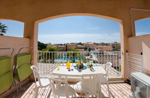 La Londe-les-Maures Apartment | Beautiful T2 Mezzanine 6 p. 250m from the BEACH with HEATED POOL & TENNIS (205)