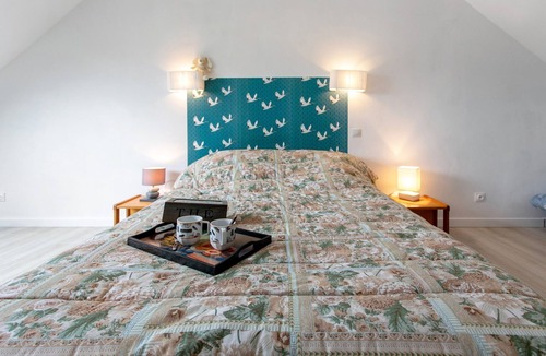 Etables-sur-Mer Bed & Breakfast | Bed and Breakfast 'Chez Lydie' with Shared Terrace, Shared Garden and Wi-Fi