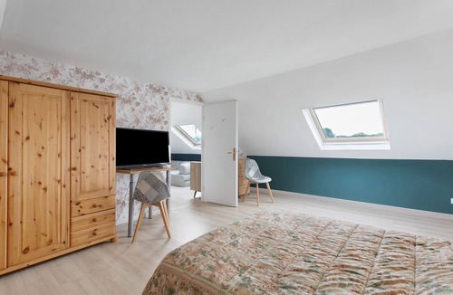 Etables-sur-Mer Bed & Breakfast | Bed and Breakfast 'Chez Lydie' with Shared Terrace, Shared Garden and Wi-Fi