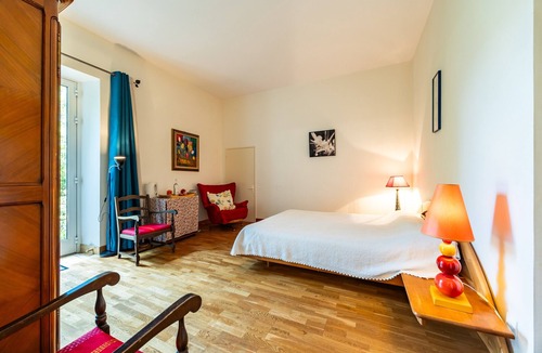 Saint-Germain-Du-Puch Bed & Breakfast | Bed and Breakfast 'Chambre Merlot' with Shared Pool, Shared Terrace and Wi-Fi