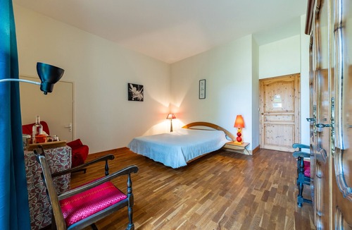 Saint-Germain-Du-Puch Bed & Breakfast | Bed and Breakfast 'Chambre Merlot' with Shared Pool, Shared Terrace and Wi-Fi