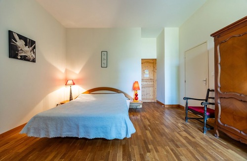 Saint-Germain-Du-Puch Bed & Breakfast | Bed and Breakfast 'Chambre Merlot' with Shared Pool, Shared Terrace and Wi-Fi