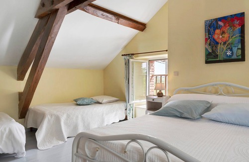 Pontiacq-Viellepinte Bed & Breakfast | Bed and Breakfast 'Chambre Bleue Et Jaune' with Mountain View, Shared Terrace and Wi-Fi