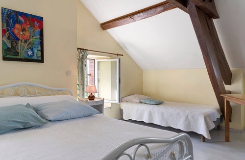 Pontiacq-Viellepinte Bed & Breakfast | Bed and Breakfast 'Chambre Bleue Et Jaune' with Mountain View, Shared Terrace and Wi-Fi