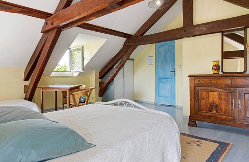 Pontiacq-Viellepinte Bed & Breakfast | Bed and Breakfast 'Chambre Bleue Et Jaune' with Mountain View, Shared Terrace and Wi-Fi