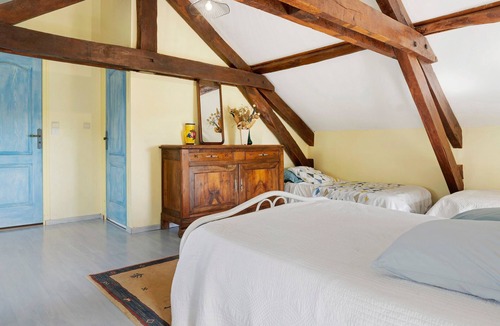 Pontiacq-Viellepinte Bed & Breakfast | Bed and Breakfast 'Chambre Bleue Et Jaune' with Mountain View, Shared Terrace and Wi-Fi