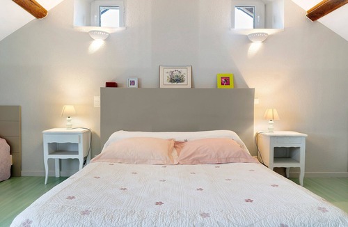 Pontiacq-Viellepinte Bed & Breakfast | Bed and Breakfast 'Chambre Verte' with Mountain View, Shared Terrace and Wi-Fi
