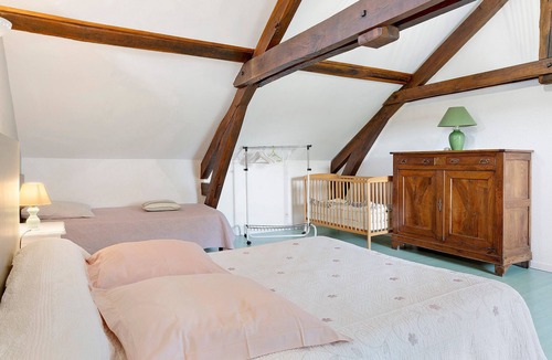 Pontiacq-Viellepinte Bed & Breakfast | Bed and Breakfast 'Chambre Verte' with Mountain View, Shared Terrace and Wi-Fi