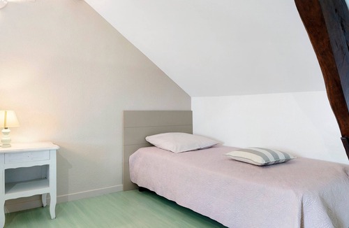 Pontiacq-Viellepinte Bed & Breakfast | Bed and Breakfast 'Chambre Verte' with Mountain View, Shared Terrace and Wi-Fi