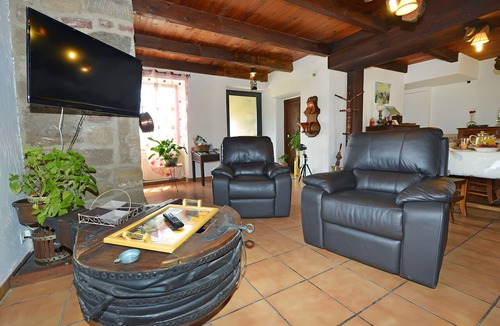 Castelnau-Pegayrols Bed & Breakfast | Bed and Breakfast 'Chambre La Bleuet' with Mountain View, Shared Pool and Wi-Fi