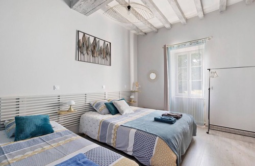 Nyoiseau Bed & Breakfast | Bed and Breakfast 'Le Relais Des Hirondelles-Le Cèdre' with Wi-Fi