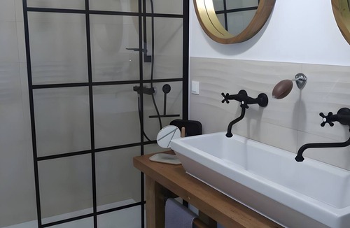 Lanty-sur-Aube Bed & Breakfast | Bed and Breakfast 'Chambre - A La Maison Du Bonheur' with Shared Garden and Wi-Fi