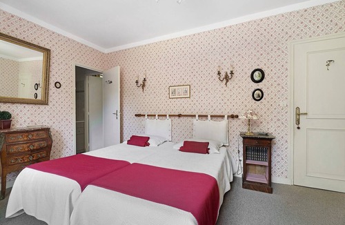 Saint-Ideuc Bed & Breakfast | Bed and Breakfast 'Chambre La Suite Rose Et Vieille Or' with Shared Garden and Wi-Fi