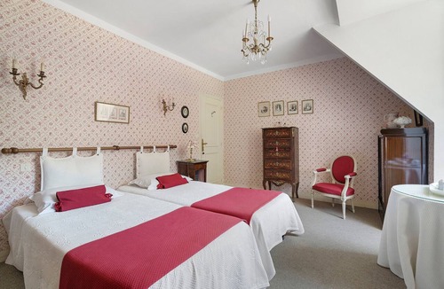 Saint-Ideuc Bed & Breakfast | Bed and Breakfast 'Chambre La Suite Rose Et Vieille Or' with Shared Garden and Wi-Fi