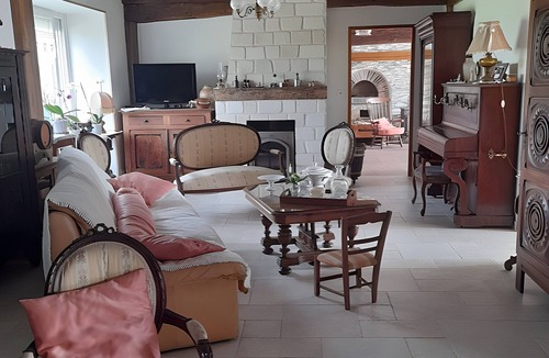 Saint-Bon Bed & Breakfast | Bed and Breakfast 'Chambre 1' with Shared Pool, Shared Terrace and Wi-Fi