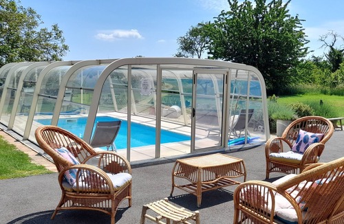 Saint-Bon Bed & Breakfast | Bed and Breakfast 'Chambre 1' with Shared Pool, Shared Terrace and Wi-Fi