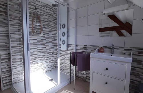 Saint-Bon Bed & Breakfast | Bed and Breakfast 'Chambre 2' with Shared Pool, Shared Terrace and Wi-Fi