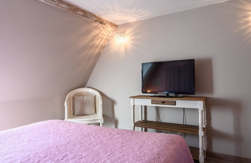 Beblenheim Bed & Breakfast | Bed and Breakfast 'Demeure D'antan - Chambre Hortense' with Shared Terrace, Shared Garden and Wi-Fi