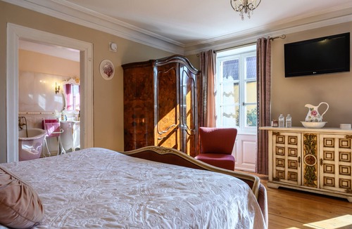 Beblenheim Bed & Breakfast | Bed and Breakfast 'Demeure D'antan - Chambre Rose' with Shared Terrace, Shared Garden and Wi-Fi