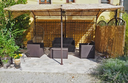 Beblenheim Bed & Breakfast | Bed and Breakfast 'Demeure D'antan - Chambre Esmeralda' with Shared Terrace, Shared Garden and Wi-Fi