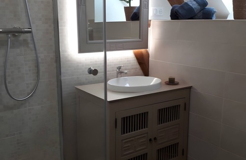 Eaux-Puiseaux Bed & Breakfast | Bed and Breakfast 'Chambre Lavande' with Shared Terrace, Shared Garden and Wi-Fi