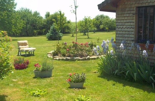 Eaux-Puiseaux Bed & Breakfast | Bed and Breakfast 'Chambre Lavande' with Shared Terrace, Shared Garden and Wi-Fi