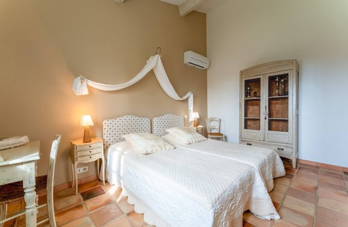Estezargues Bed & Breakfast | Bed and Breakfast 'Manon' with Shared Terrace, Shared Garden and Wi-Fi