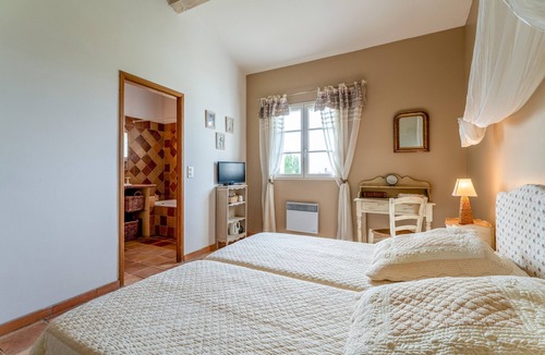 Estezargues Bed & Breakfast | Bed and Breakfast 'Manon' with Shared Terrace, Shared Garden and Wi-Fi