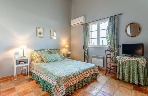 Estezargues Bed & Breakfast | Bed and Breakfast 'Provence' with Shared Terrace, Shared Garden and Wi-Fi