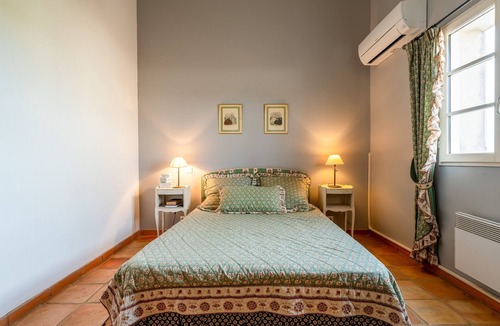 Estezargues Bed & Breakfast | Bed and Breakfast 'Provence' with Shared Terrace, Shared Garden and Wi-Fi