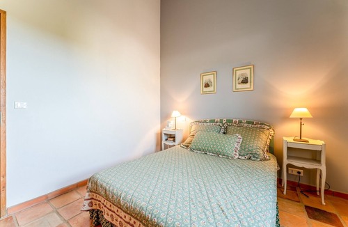 Estezargues Bed & Breakfast | Bed and Breakfast 'Provence' with Shared Terrace, Shared Garden and Wi-Fi