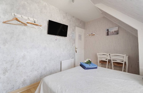 Saint-Meloir-des-Ondes Bed & Breakfast | Bed and Breakfast 'La Marine' with Shared Terrace, Shared Garden and Wi-Fi