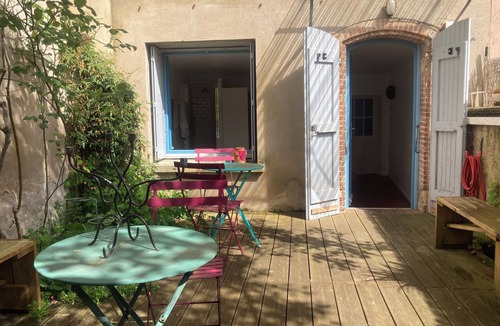 Saint-Sulpice Bed & Breakfast | Bed and breakfast with outdoor courtyard. 500m from train station.