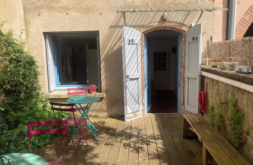 Saint-Sulpice Bed & Breakfast | Bed and breakfast with outdoor courtyard. 500m from train station.