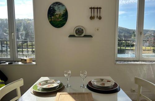 Bogny-sur-Meuse Apartment | Bel appart relooké à l'esprit " Chic dans le pré" vue sur Meuse