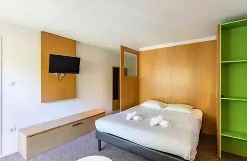 Eaux-Bonnes Hotel | Belambra Clubs Gourette - Lou Sarri - Half board - Accommodation Classic 1 Bedroom 2 Adults and 1 Child with balcony