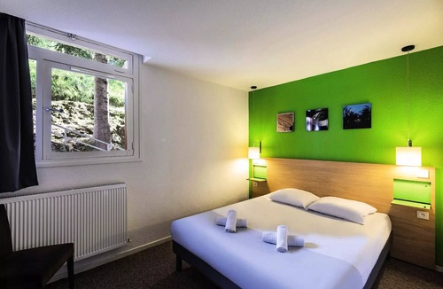 Eaux-Bonnes Hotel | Belambra Clubs Gourette - Lou Sarri - Half board - Accommodation Classic 1 Bedroom 2 Adults and 1 Child with balcony