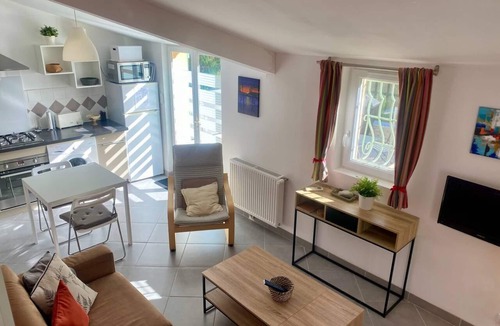Evenos House | Between sea and countryside, charming self-catering cottage with garden, private spa and BBQ.